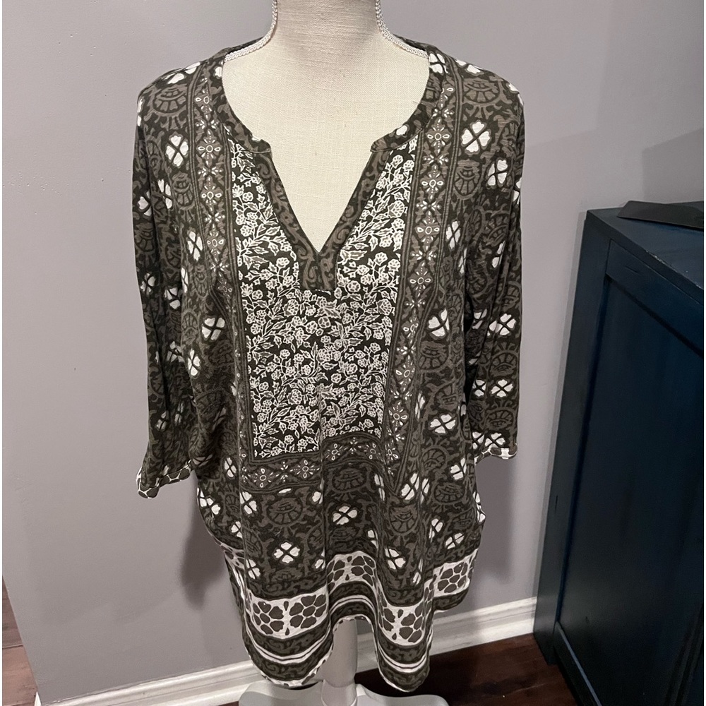 Luck Brand 2x v neck olive green print 3 quarter sleeve top